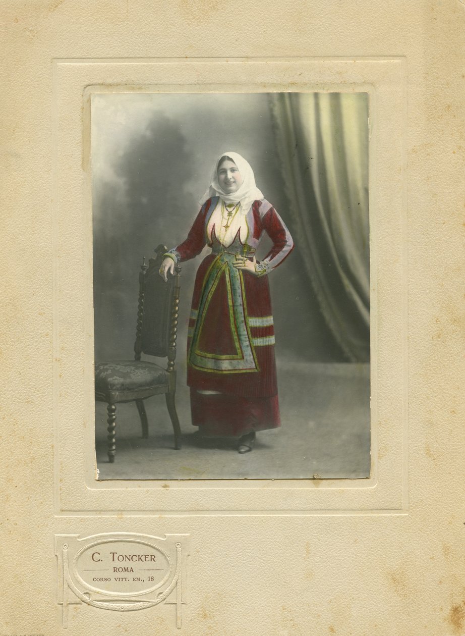 Femme en costume traditionnel, Sardaigne, Italie, photographie de Camillo Toncker, Rome, vers 1910 - Italian Photographer