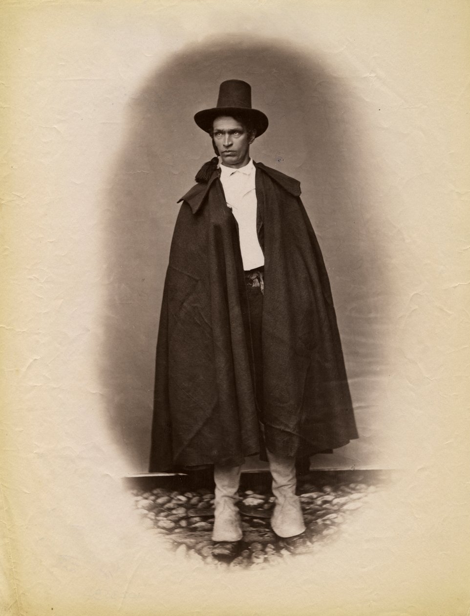 Jeune homme portant une cape et un chapeau, Parre, Lombardie, Italie - Italian Photographer