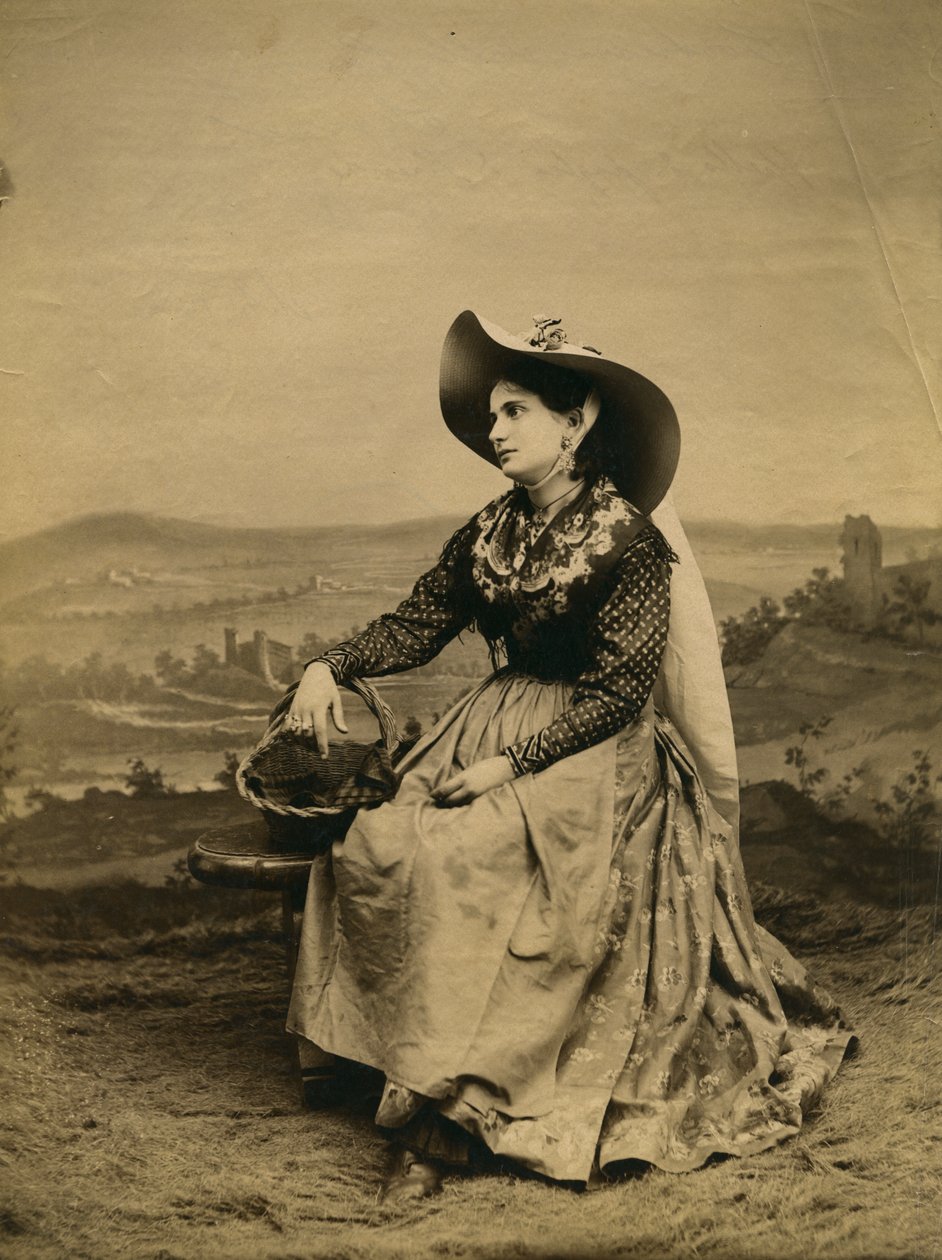 Jeune femme portant des vêtements et un chapeau de paille de la campagne siennoise, Toscane, Italie, photographie de Paolo Lombardi, Sienne, vers 1890 - Italian Photographer