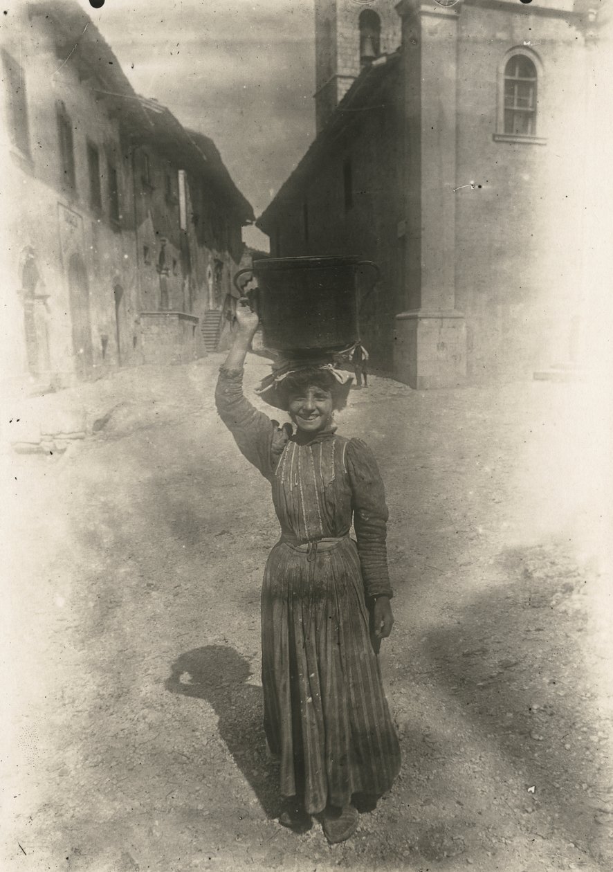 Jeune femme portant des vêtements traditionnels, Roccaraso, Abruzzes, Italie, vers 1905 - Italian Photographer