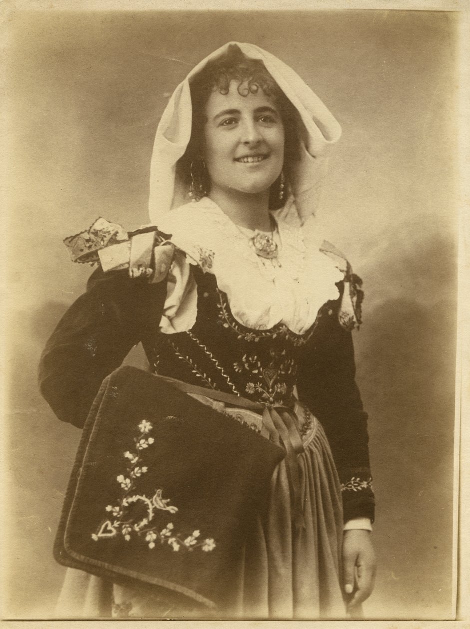 Jeune femme portant une robe et une coiffe traditionnelles, Abruzzes, Italie - Italian Photographer