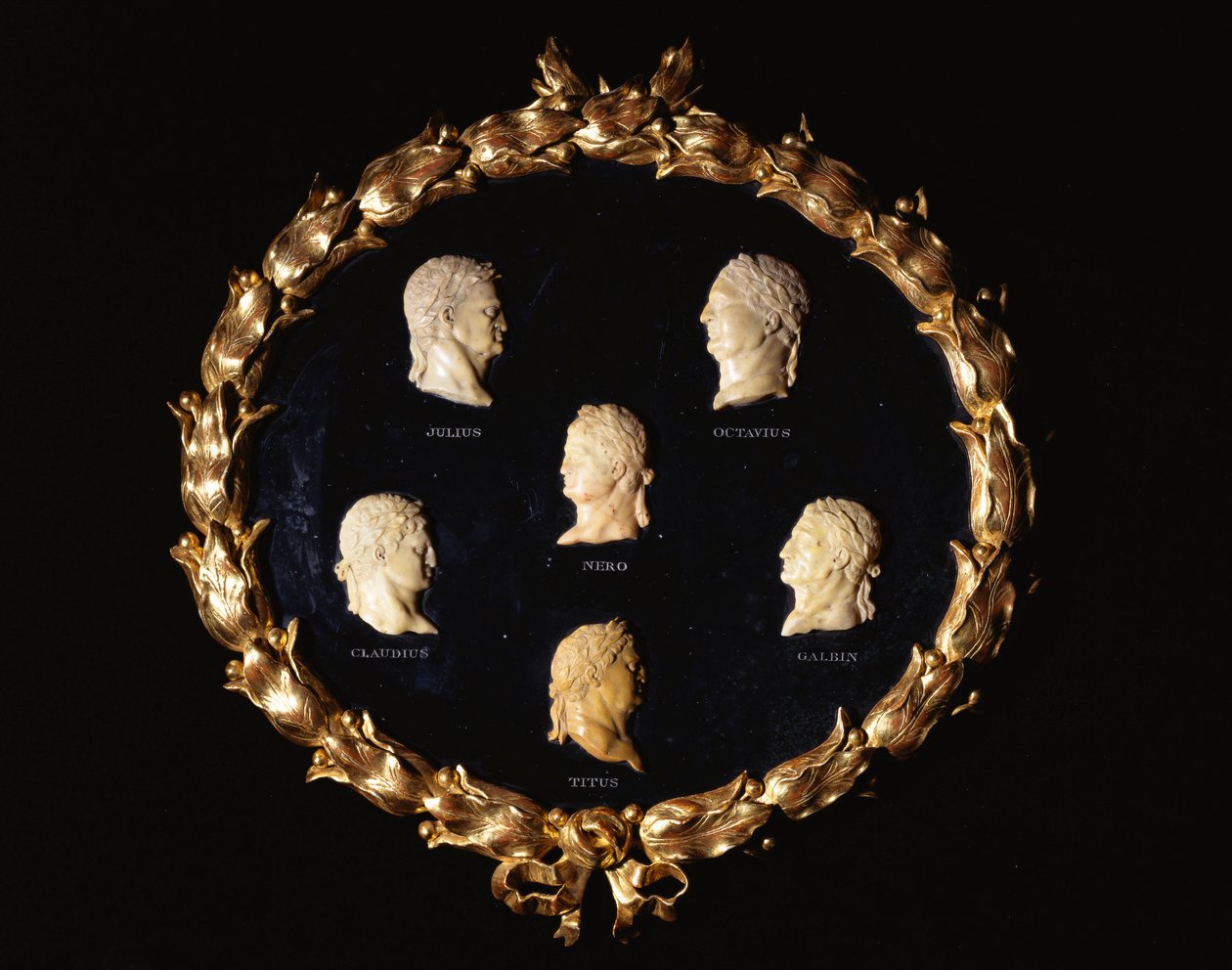 Ensemble de six bustes en relief en marbre de Sienne représentant des empereurs romains, incisés avec les noms Octavius, Galbin, Titus, Claudius, Julius et Nero - Italian School