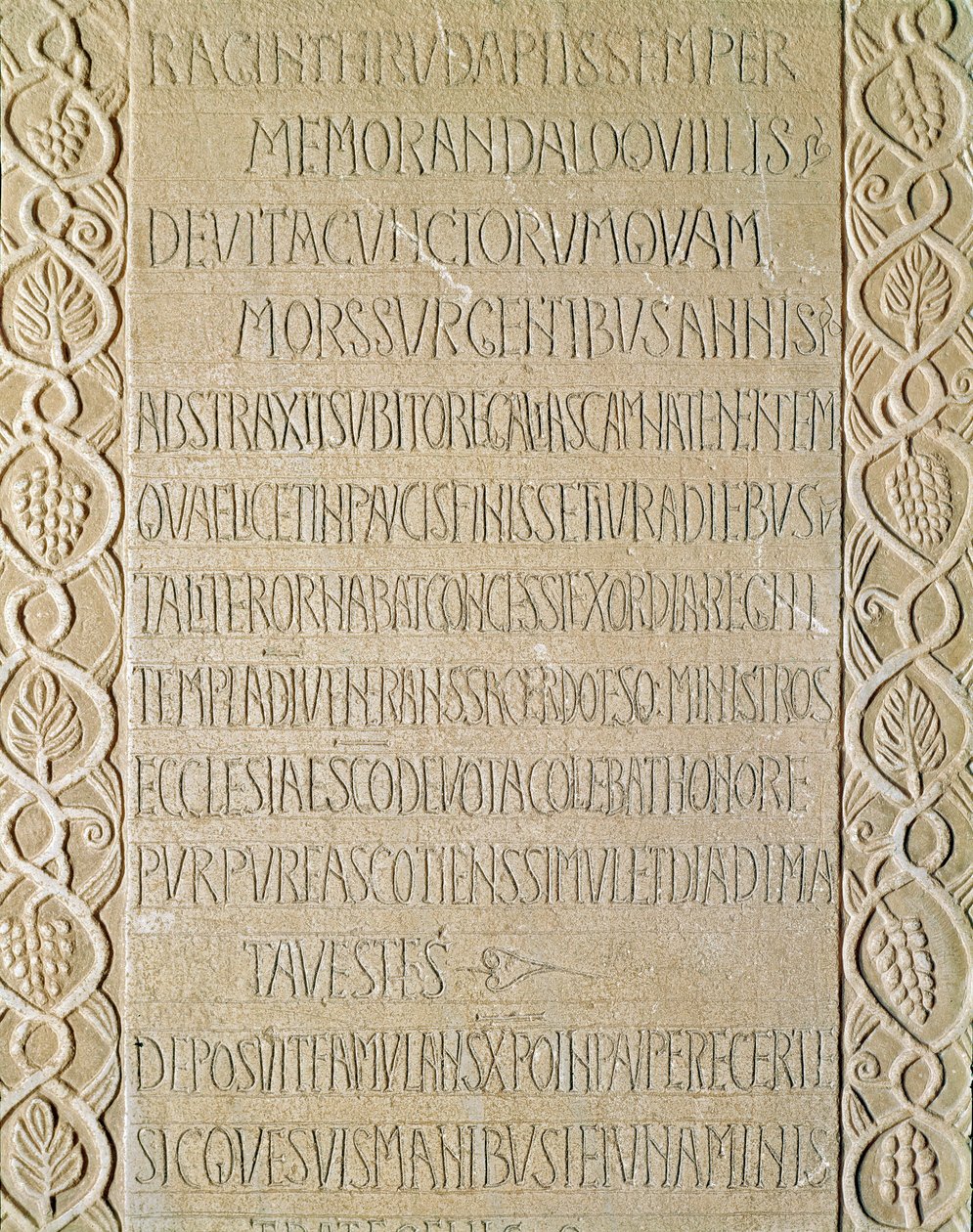 Archéologie du Moyen Âge. Art barbare de Lombardie : pierre tombale de la reine Ragnetrude (Raginthruda) datant de 740-750 - Italian School