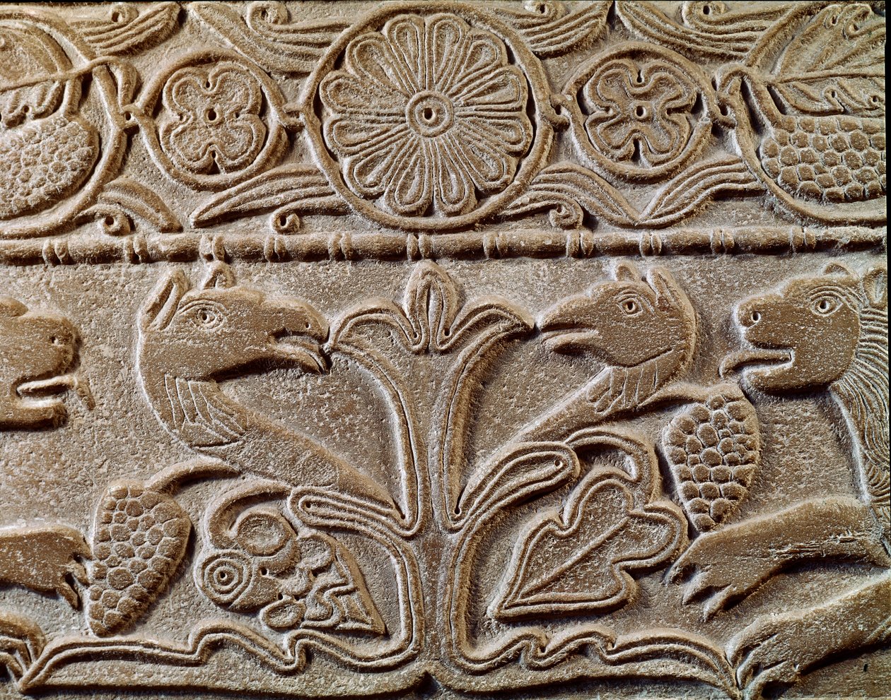 Archéologie du Moyen Âge : art barbare de Lombardie : pluteus de la princesse Théodote, maîtresse du roi Cunipert dit le Pieux. Détail de la plaque avec des griffons, vers 720. Art lombard, marbre. Pavie, Musée Civique - Italian School