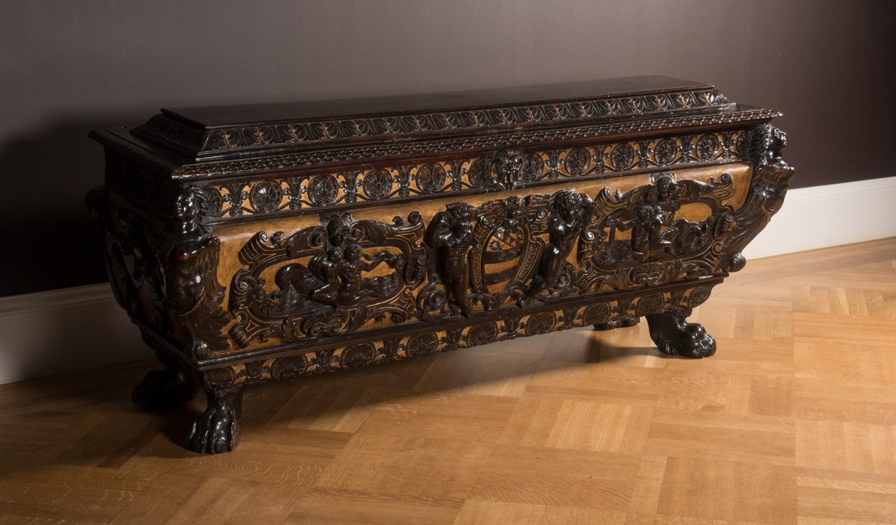 Cassone (noyer sculpté et doré) - Italian School