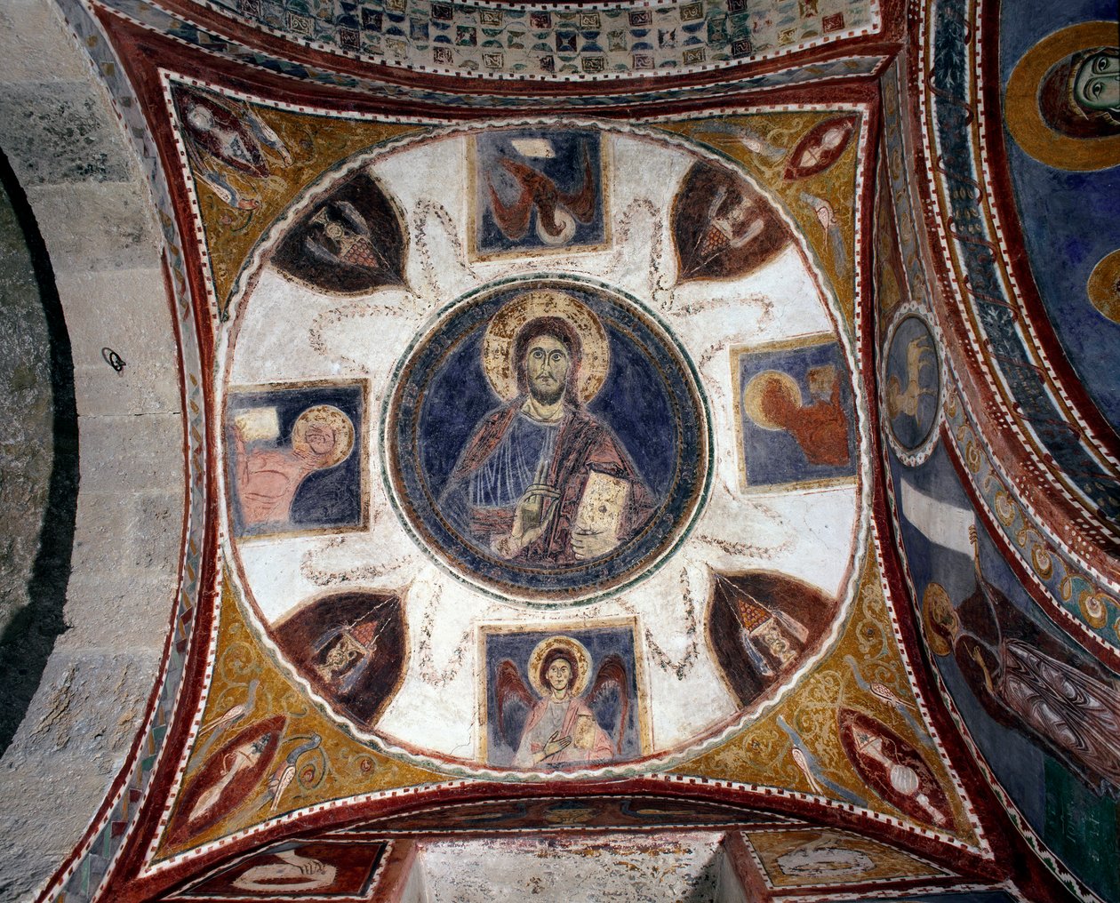 Christ bénissant entouré des symboles des évangélistes. Fresque du 13e siècle, école italienne. Voûte 15 de la crypte de la cathédrale d