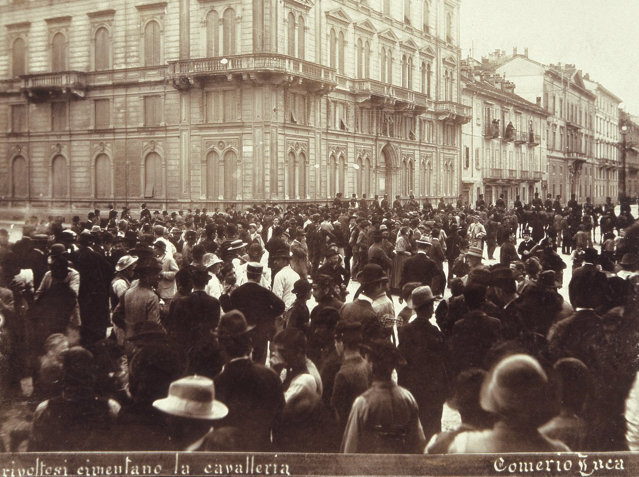 Les citoyens défient la cavalerie du général Bava Beccaris, lors des émeutes de Milan, 6-9 mai 1898 - Italian School