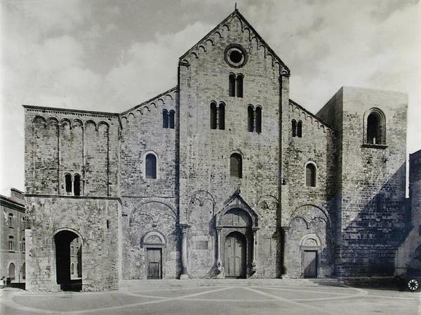 Façade de la basilique, fondée en 1087 pour recevoir les reliques de Saint Nicolas - Italian School