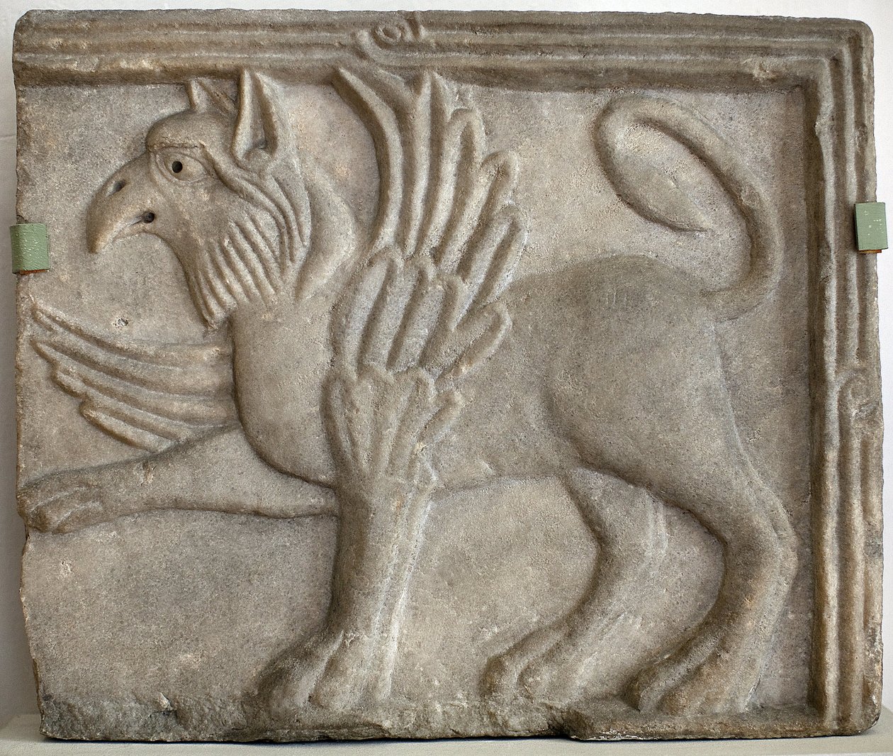 Griffon (ou grype). Bas-relief sculpté, marbre, Venise (Italie) XIIe siècle. Galerie nationale, Palais Sternberg, Prague (République tchèque). - Italian School