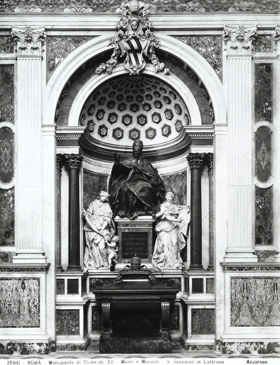 Monument au Pape Clément XII (1652-1740) avec urne et colonnes en porphyre du Panthéon, entre Tempérance (G.) et Prudence (D.) dans la chapelle Corsini - Italian School