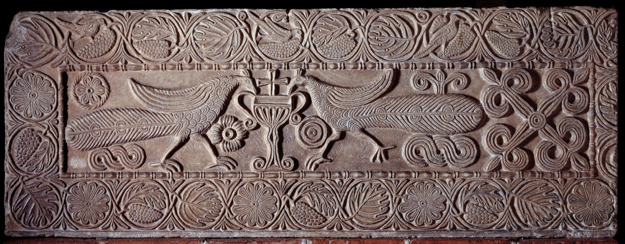 Parapet de pierre couvert de bas-reliefs représentant des paons - Italian School