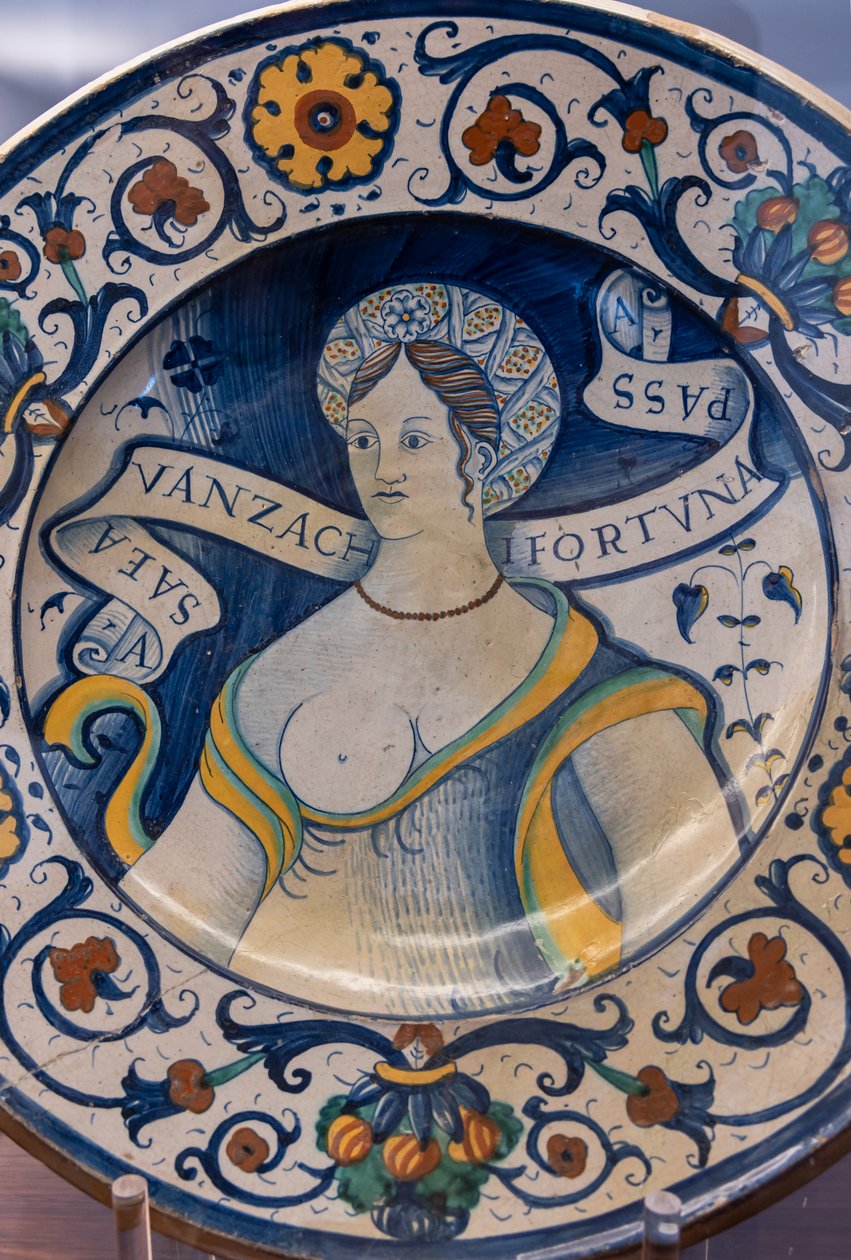 Assiette décorée par un buste de belle femme, avec un motif, première moitié du XVIe siècle - Italian School