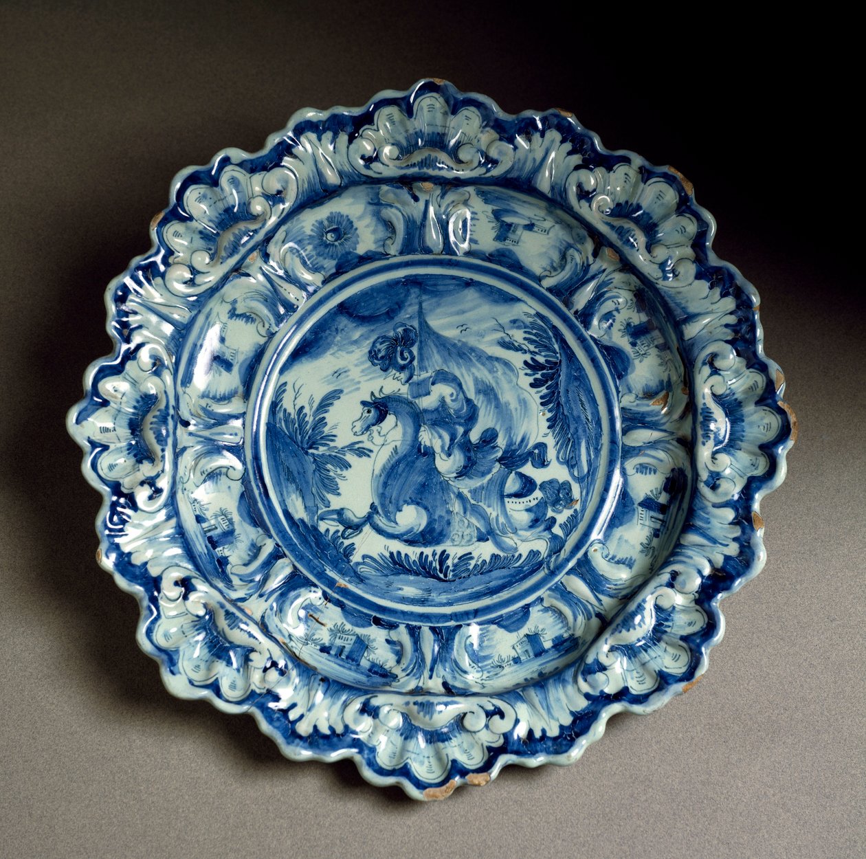 Assiette décorée avec la figure d