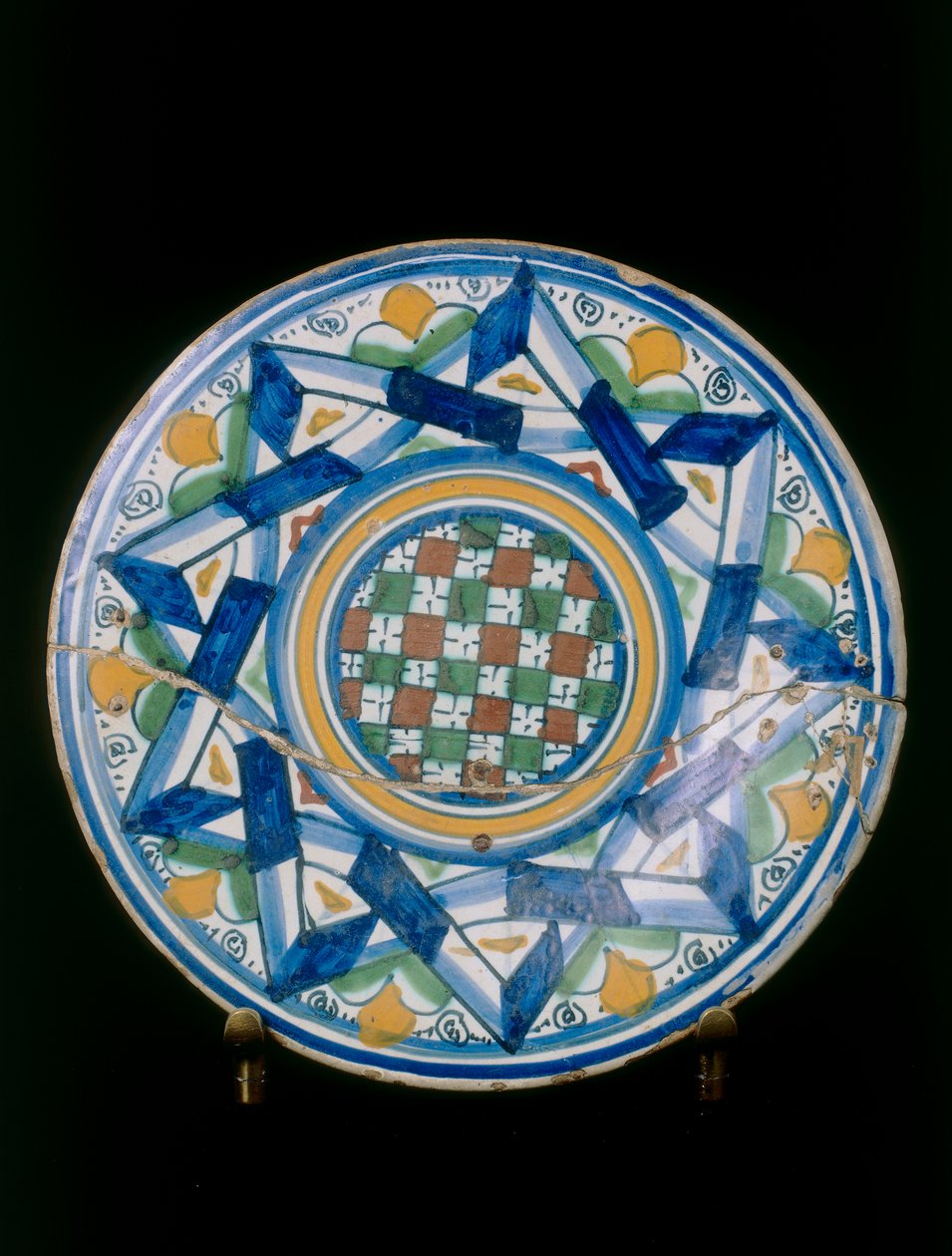 Assiette avec des éléments végétaux stylisés, manufacture de Montelupo - Italian School