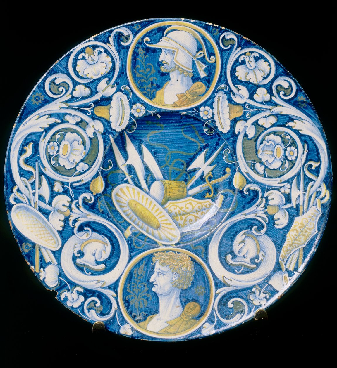 Assiette avec armes et guerriers, œuvre de la manufacture de Deruta - Italian School