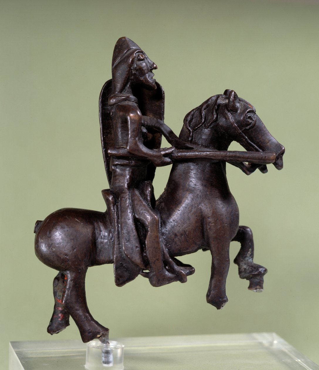Art roman : statuette de chevalier en bronze avec armure. Sculpture en bronze de l