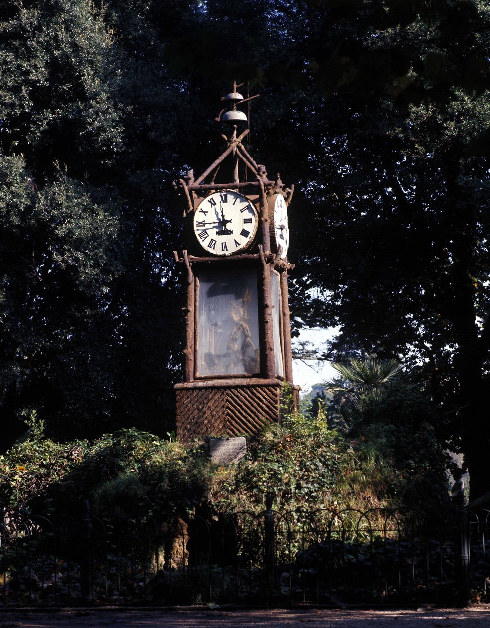 Rome, horloge à eau du Pincio (Villa Borghese) construite en 1867. Réalisée par le dominicain Giambattista Embriaco. - Italian School