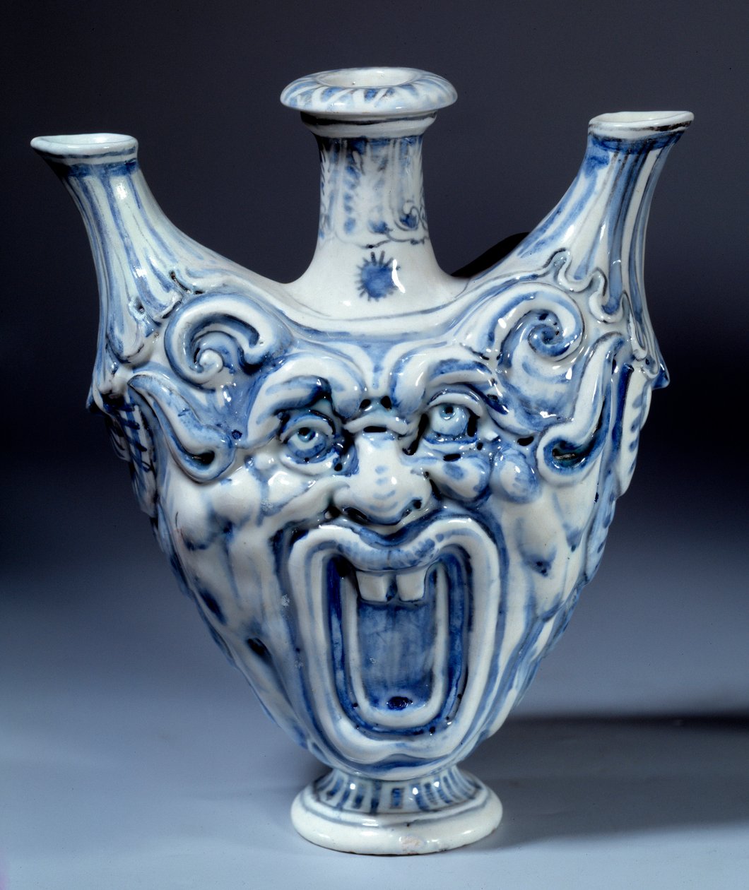 Bouteille en porcelaine tendre du XVIe siècle, réalisée par la manufacture de François II de Médicis. Sèvres, manufacture de porcelaine - Italian School