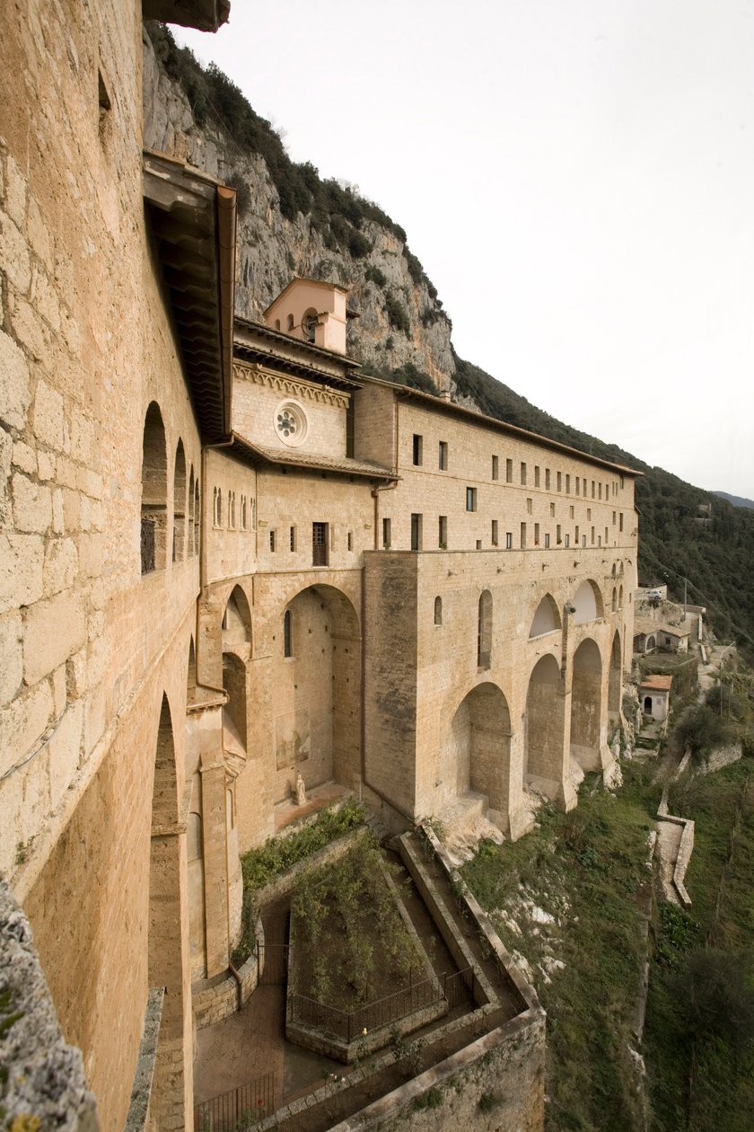 Vue du monastère de Saint-Benoît (Sacro Speco) construit à partir du 12ème siècle, Subiaco (Rome), Italie - Italian School