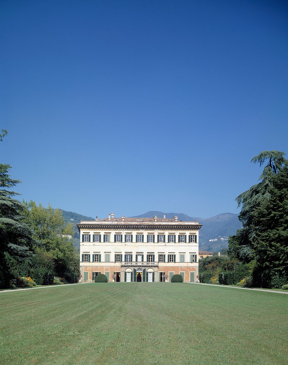 Vue de la façade de la Villa reale di Marlia (ou Palazzo Orsetti) - Italian School