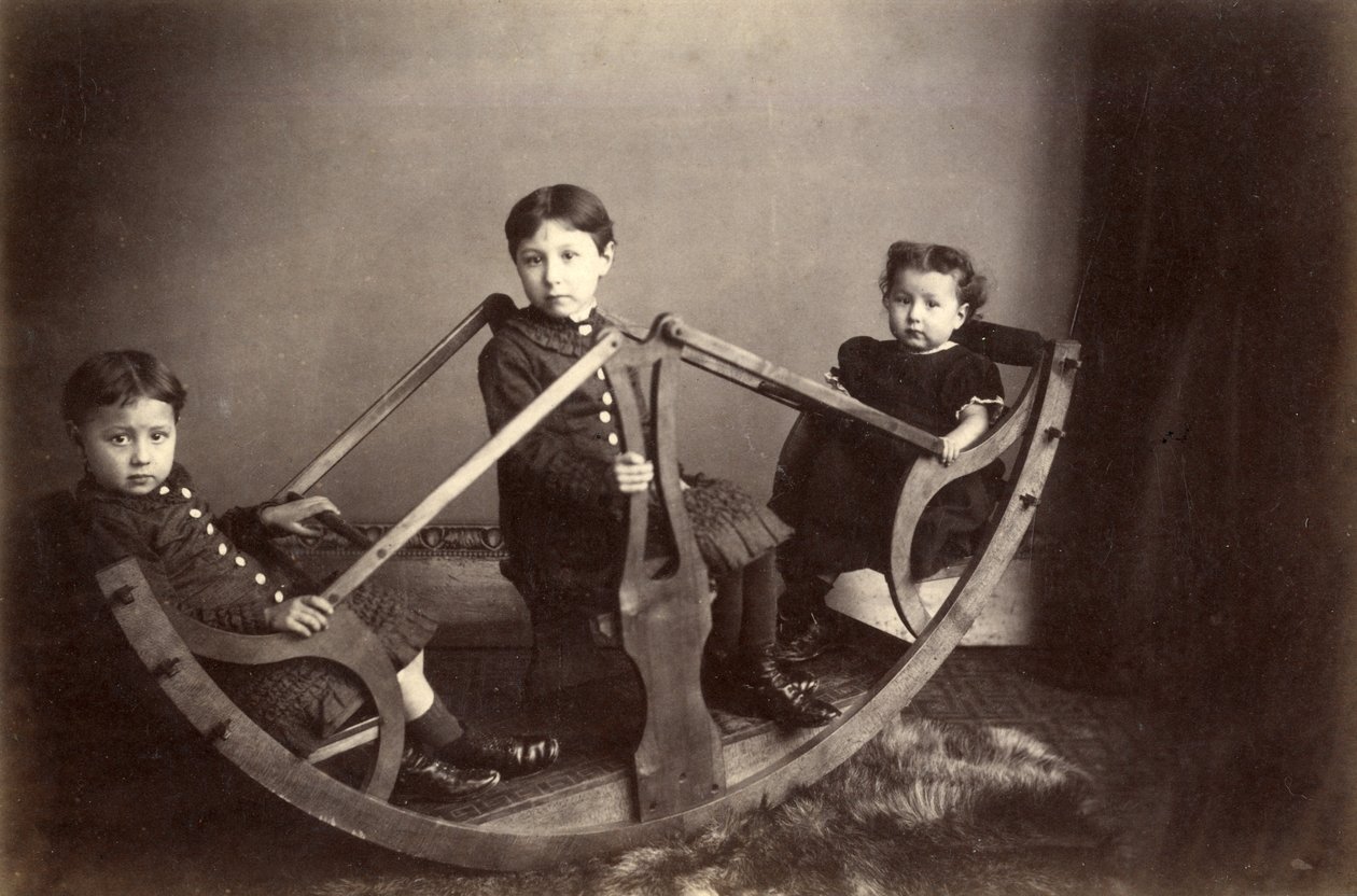 Trois frères et sœurs jouant sur leur bascule, années 1880 - J. S. Brown