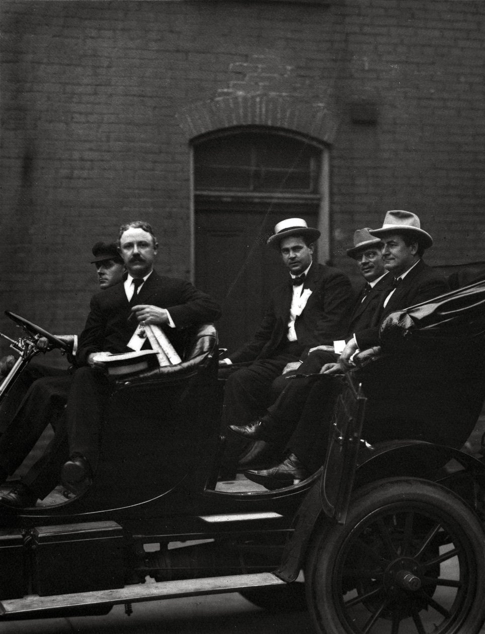 Edward F. Goltra, un délégué non identifié, Rolla Wells et William Jennings Bryan arrivant à une session de la Convention nationale démocrate de 1916, St. Louis, 11-14 juin 1916 - J.C. Strauss