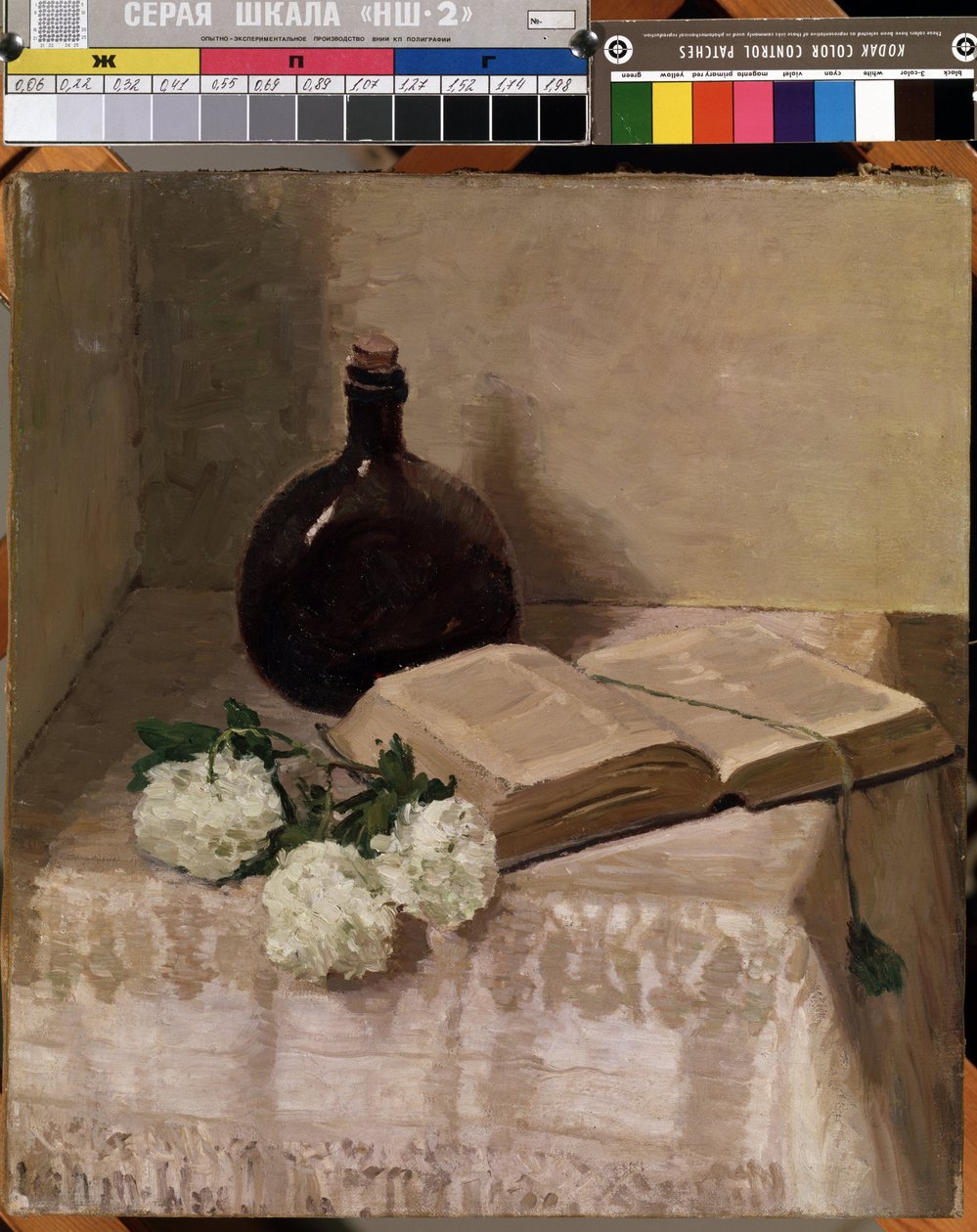 Nature morte de flacon, livre ouvert et fleurs blanches - J. Hansch