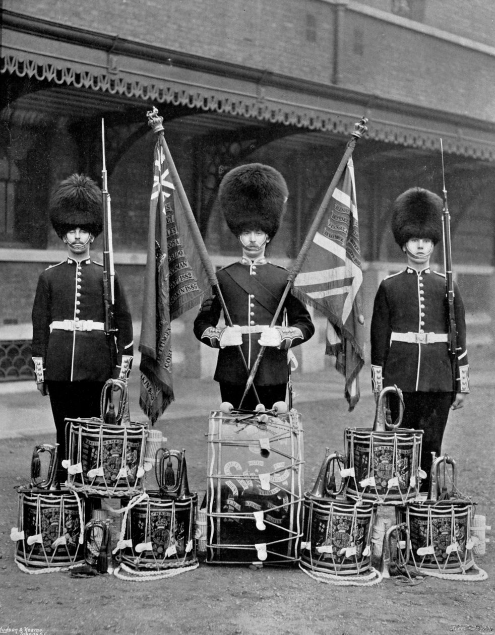 Les couleurs et tambours des 2e Grenadier Guards, 1896 - J. Thomson