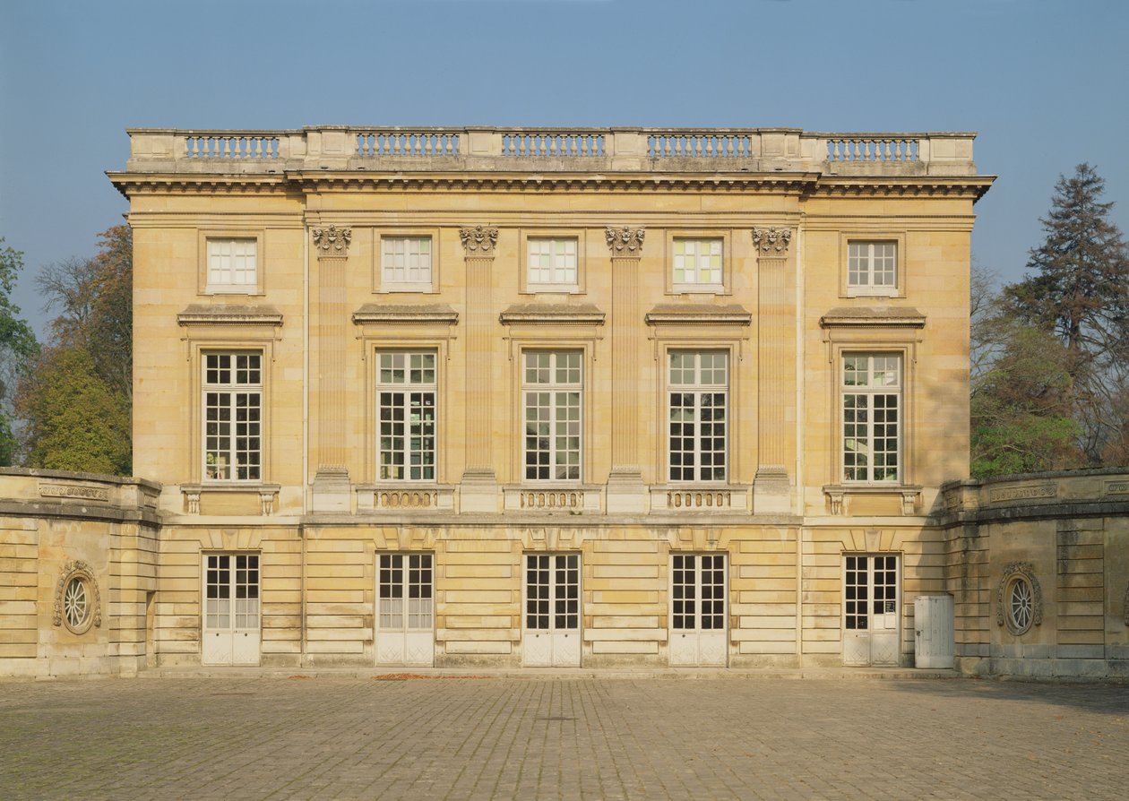 Vue de la façade de la cour du Petit Trianon, construit en 1762-64 - Jacques Ange Gabriel