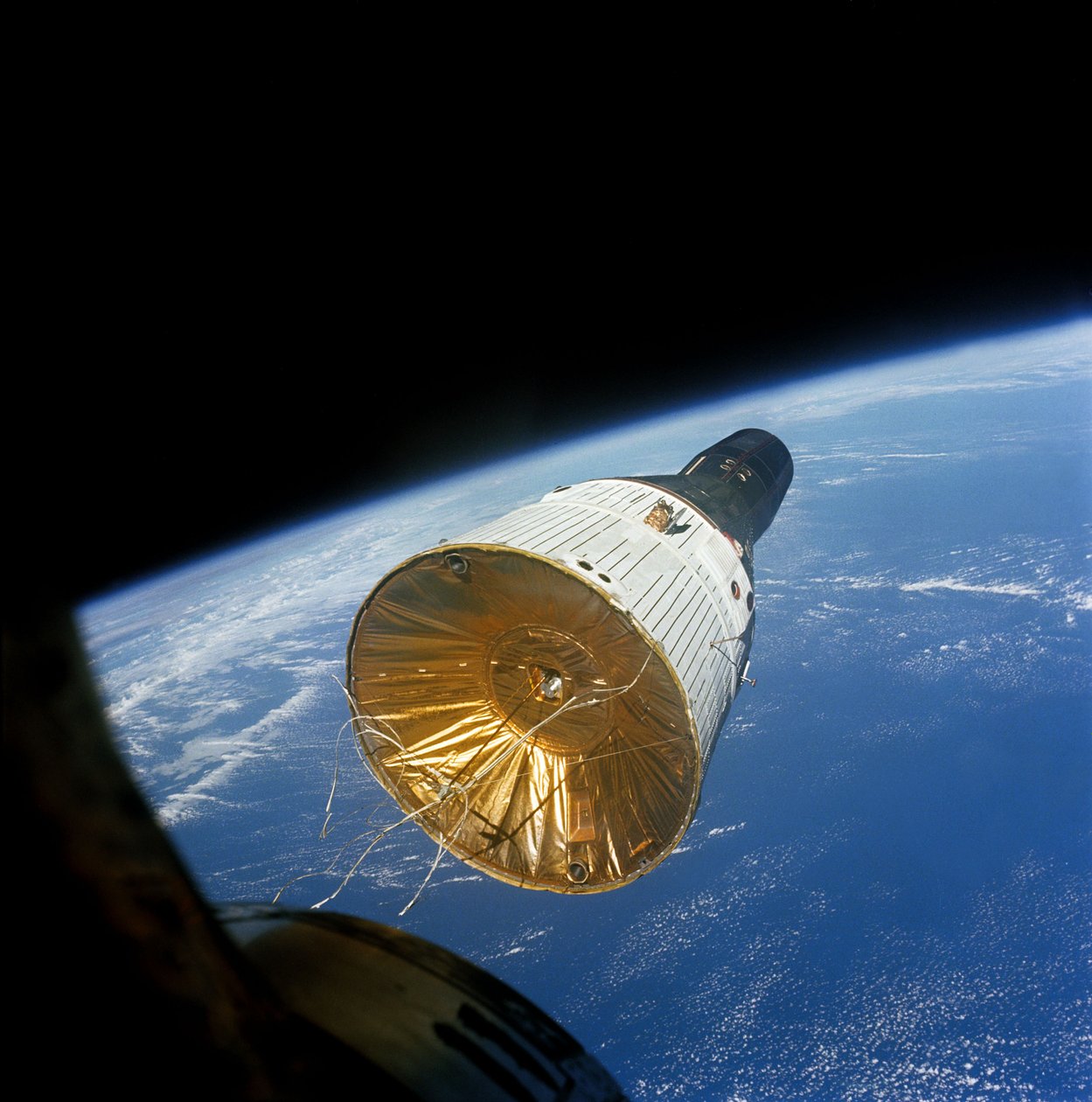 Gemini VI en orbite à 257 km au-dessus de la Terre - James A Lovell Jr