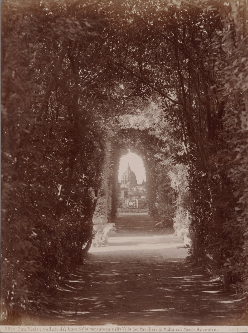 Saint-Pierre à travers le trou de serrure - James Anderson
