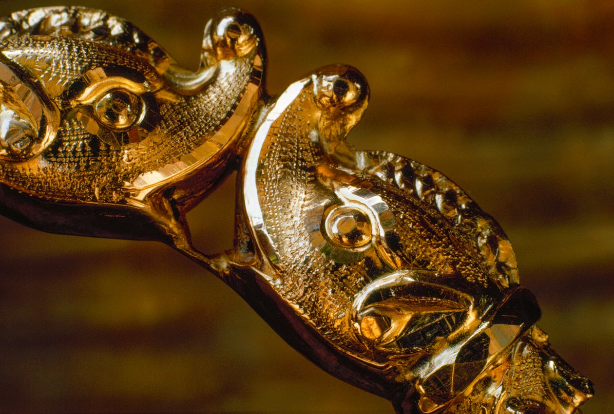 Un bracelet en or fait main avec deux têtes de requin se heurtant. Amérique du Sud. - James L Stanfield