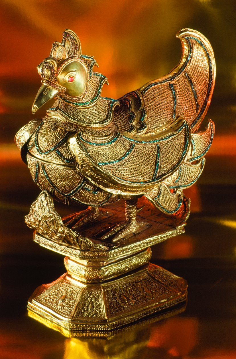 Une oie sacrée en or ornée de bijoux qui contenait autrefois des noix de bétel. Londres, Angleterre - James L Stanfield