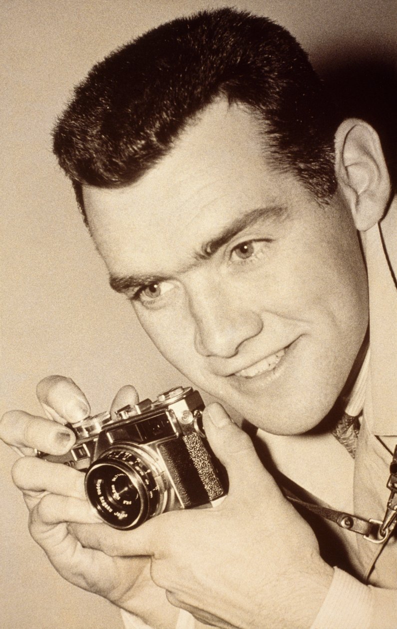 Photographe du Milwaukee Post James L. Stanfield. Milwaukee, Wisconsin. Il tient... - James L Stanfield