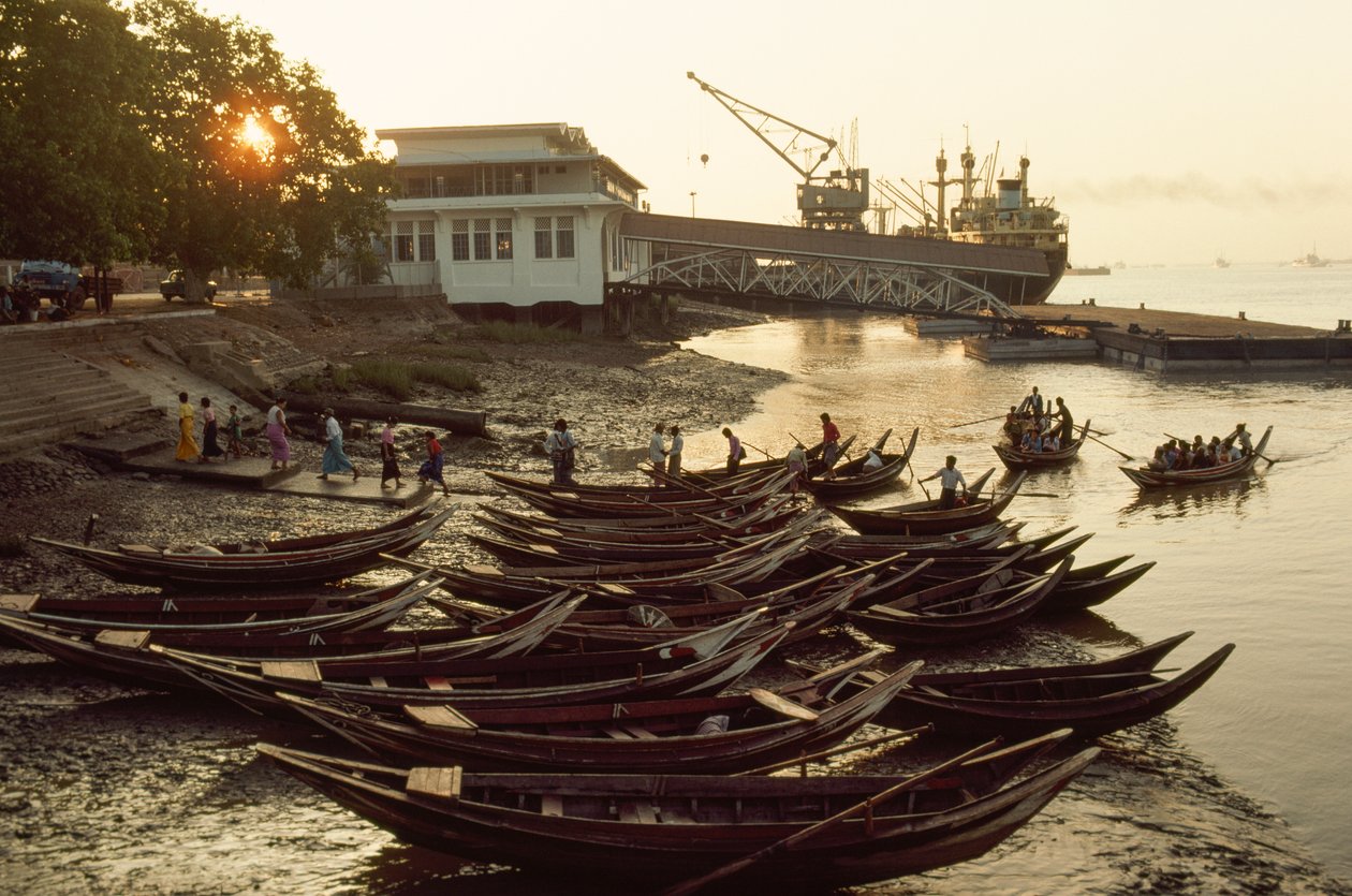 Les sampans encombrent la plage boueuse au quai de Nantira. Quai de Nantira, Rangoon, Birmanie - James L Stanfield