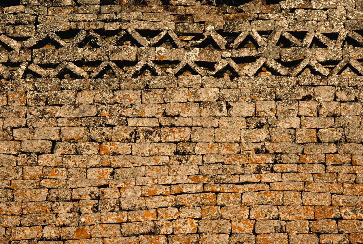 Mur de pierre aux RUINES DU GRAND ZIMBABWE, ZIMBABWE - James L Stanfield