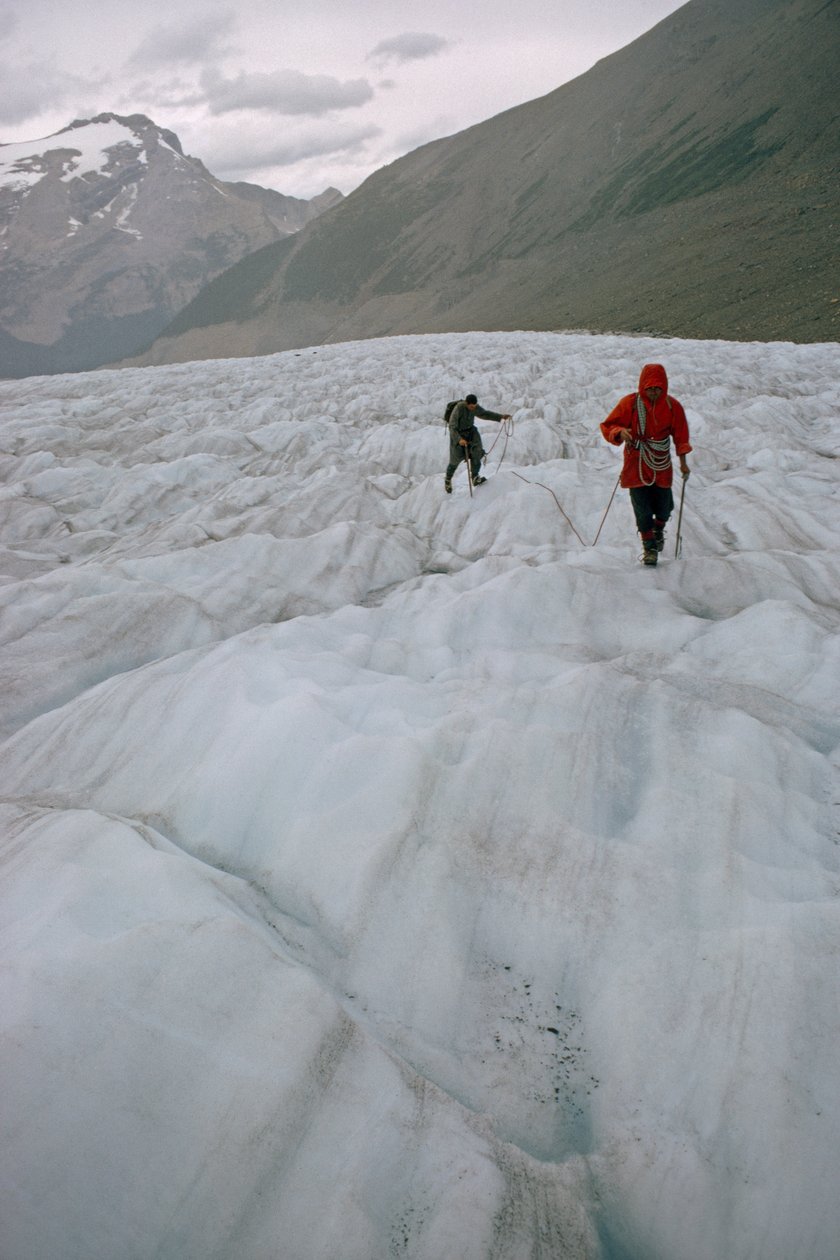 Deux alpinistes attachés approchent d
