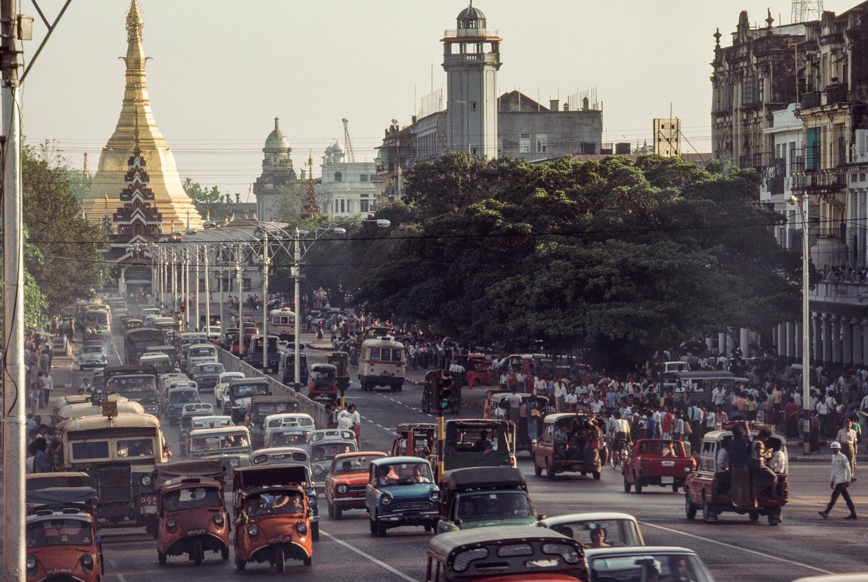 Voitures anciennes encombrent le centre-ville de Rangoon, capitale de la Birmanie. Sule Pagoda Road, R... - James L Stanfield