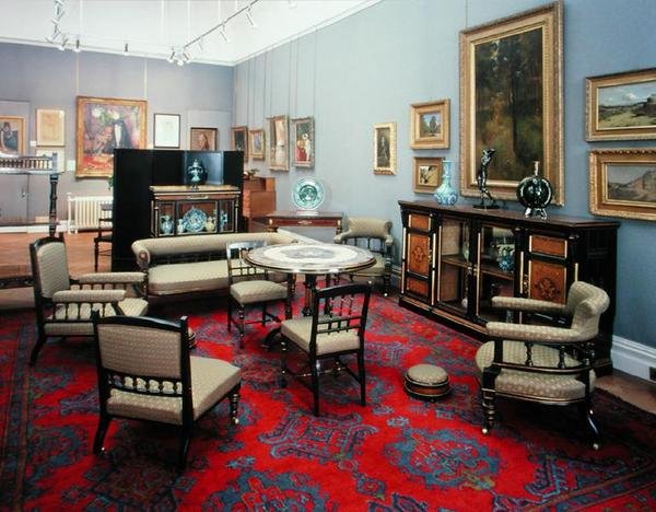 Ensemble comprenant une armoire, une table centrale, un canapé, une paire de chaises latérales, une paire de fauteuils, une chaise d