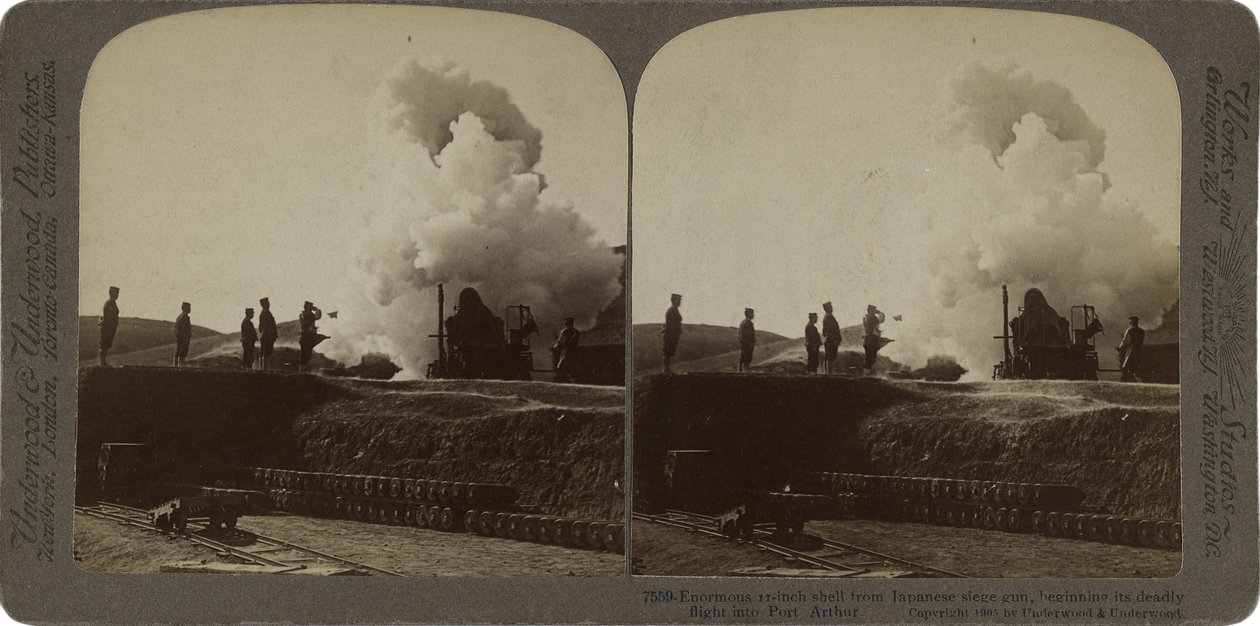 Enorme obus de 11 pouces du canon de siège japonais commençant son vol mortel vers Port Arthur - James Ricalton