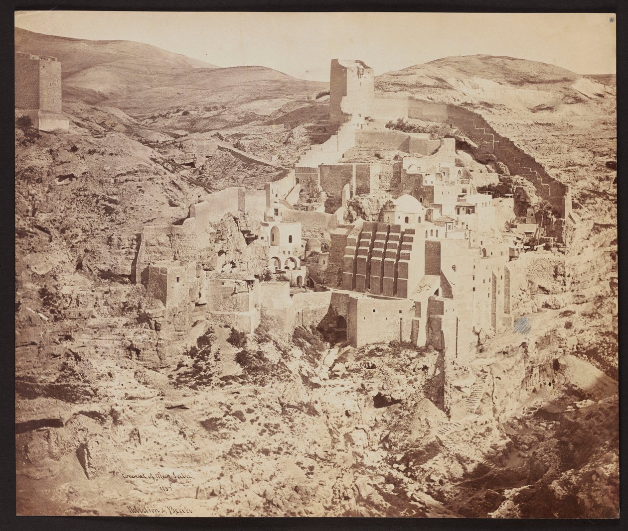 «Couvent de Mar Saba. 1857» [La Grande Laure de saint Sabbas, connue en arabe sous le nom de Mar Saba - un monastère orthodoxe situé dans la vallée du Cédron en Cisjordanie, à l