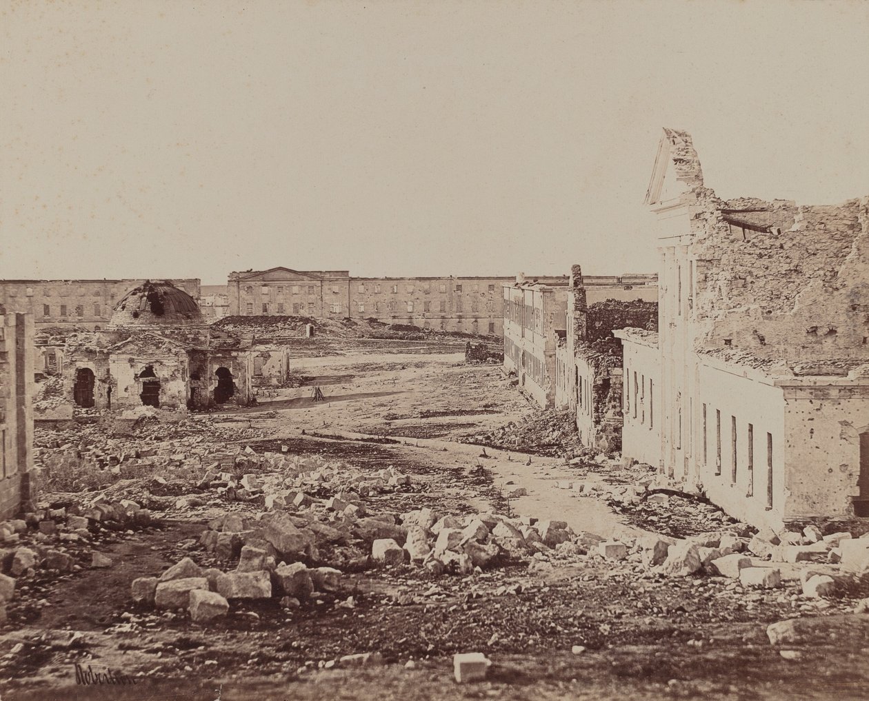 Cour avec bâtiment à dôme en ruines - James Robertson