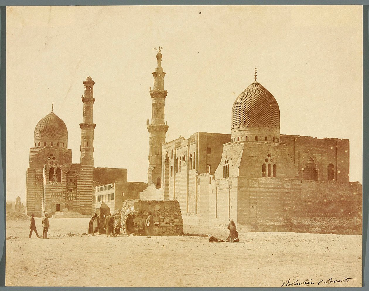 Égypte. Le Caire. Deux complexes religieux funéraires dans la nécropole nord : du sultan mamelouk Inal, milieu du XVe siècle [à droite], et de l