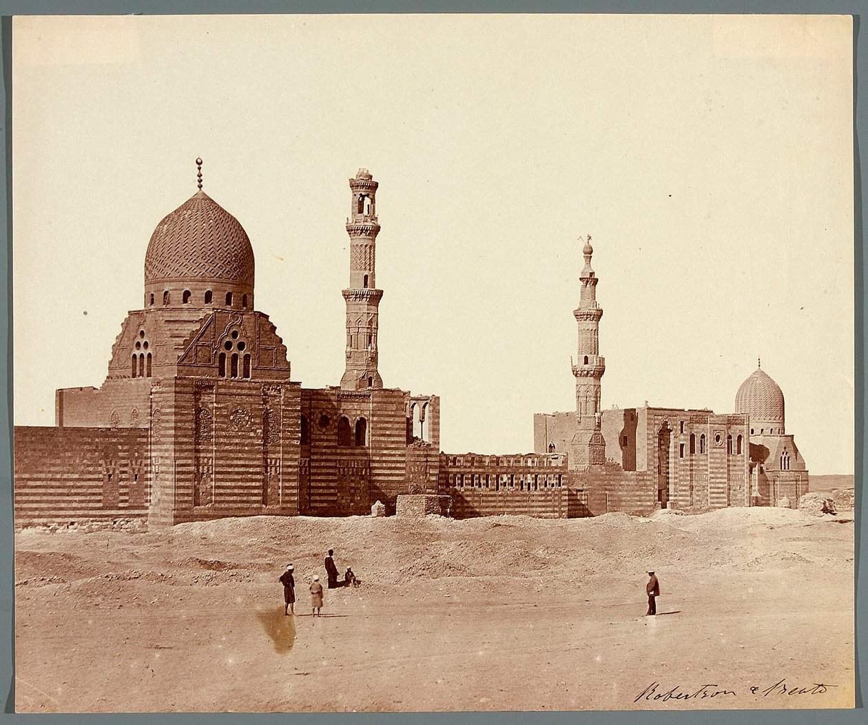 Égypte. Le Caire. Deux complexes religieux funéraires dans la nécropole septentrionale : du sultan mamelouk Inal (milieu du XVe siècle) [à droite] et de l