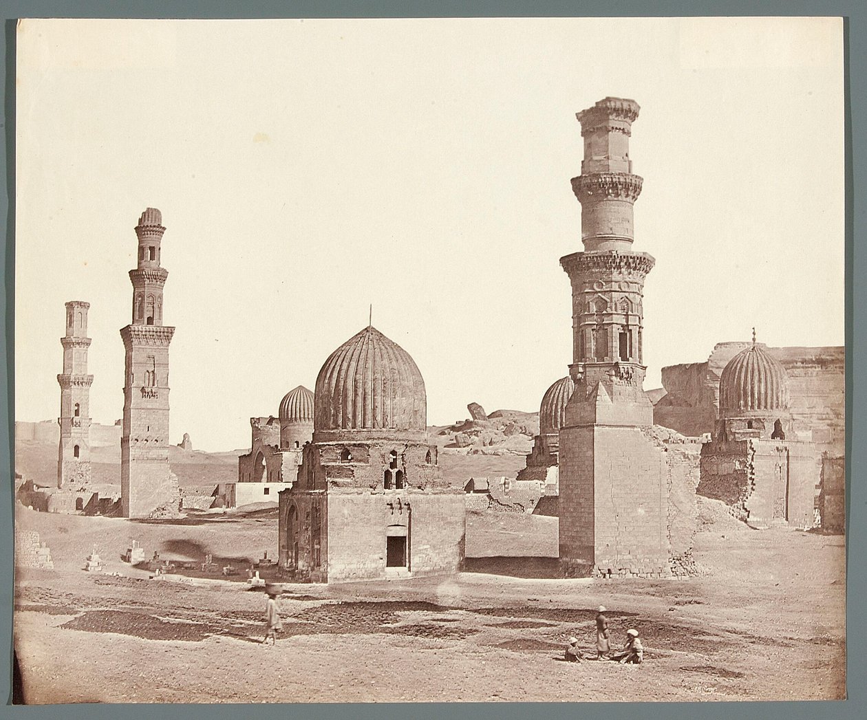 Égypte. Le Caire. Nécropole méridionale. Au premier plan, le minaret près du mausolée d