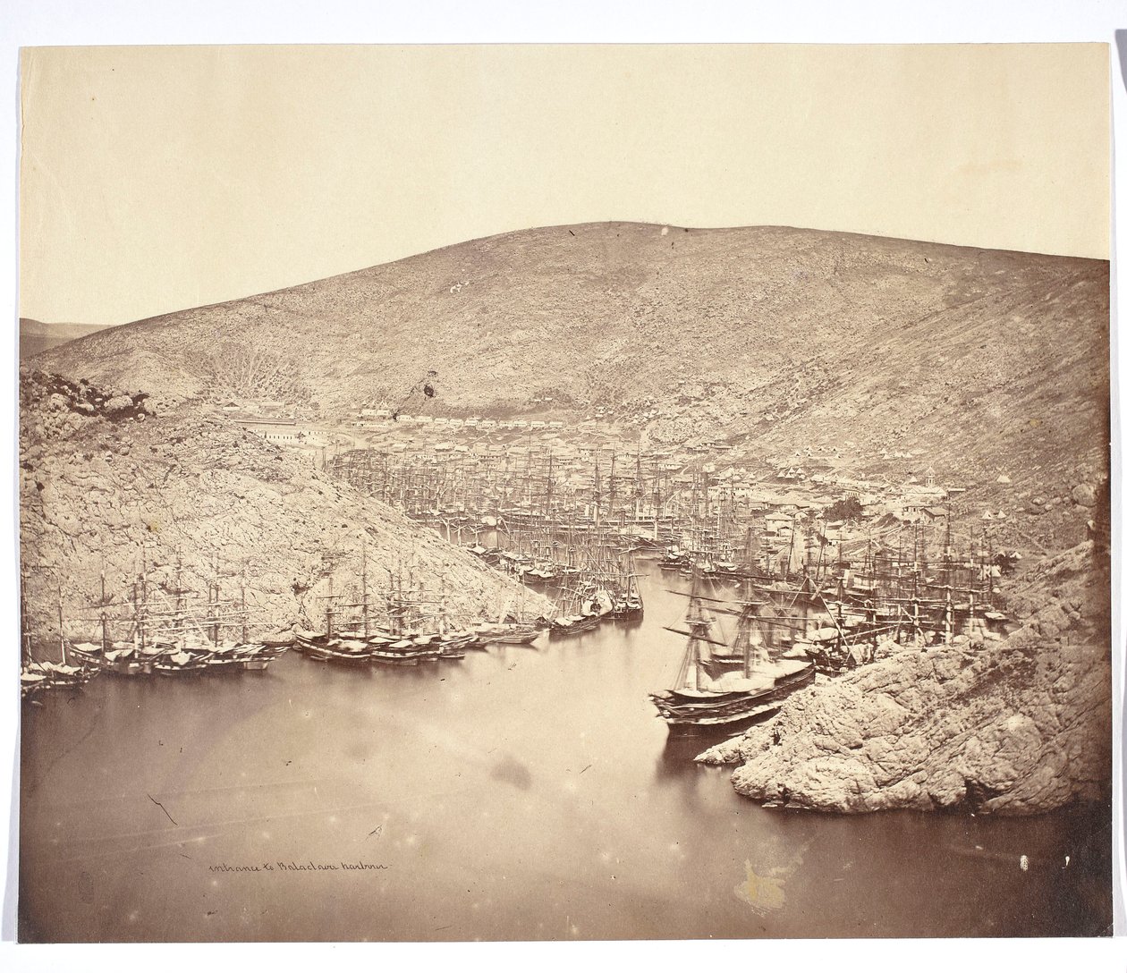 « Entrée dans le port de Balaklava » - James Robertson