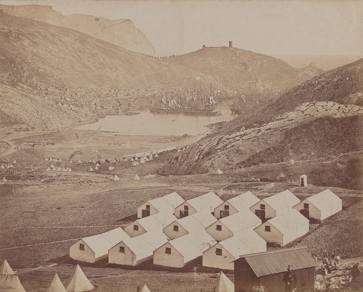 Campement avec le port de Balaclava au loin - James Robertson