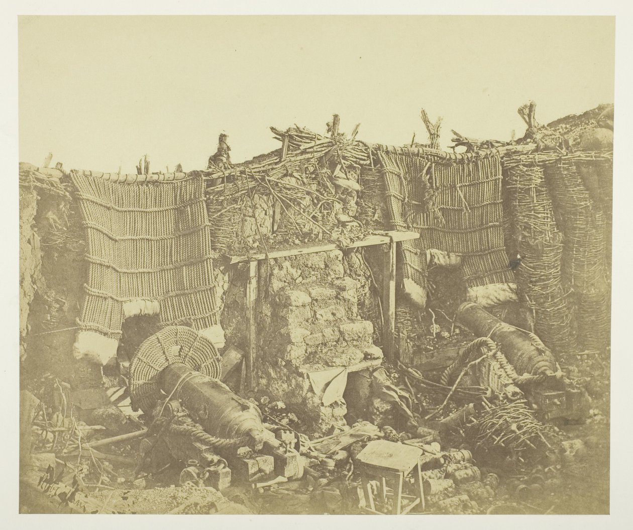 Intérieur de la batterie de baraquement (russe), montrant des mantelets - James Robertson