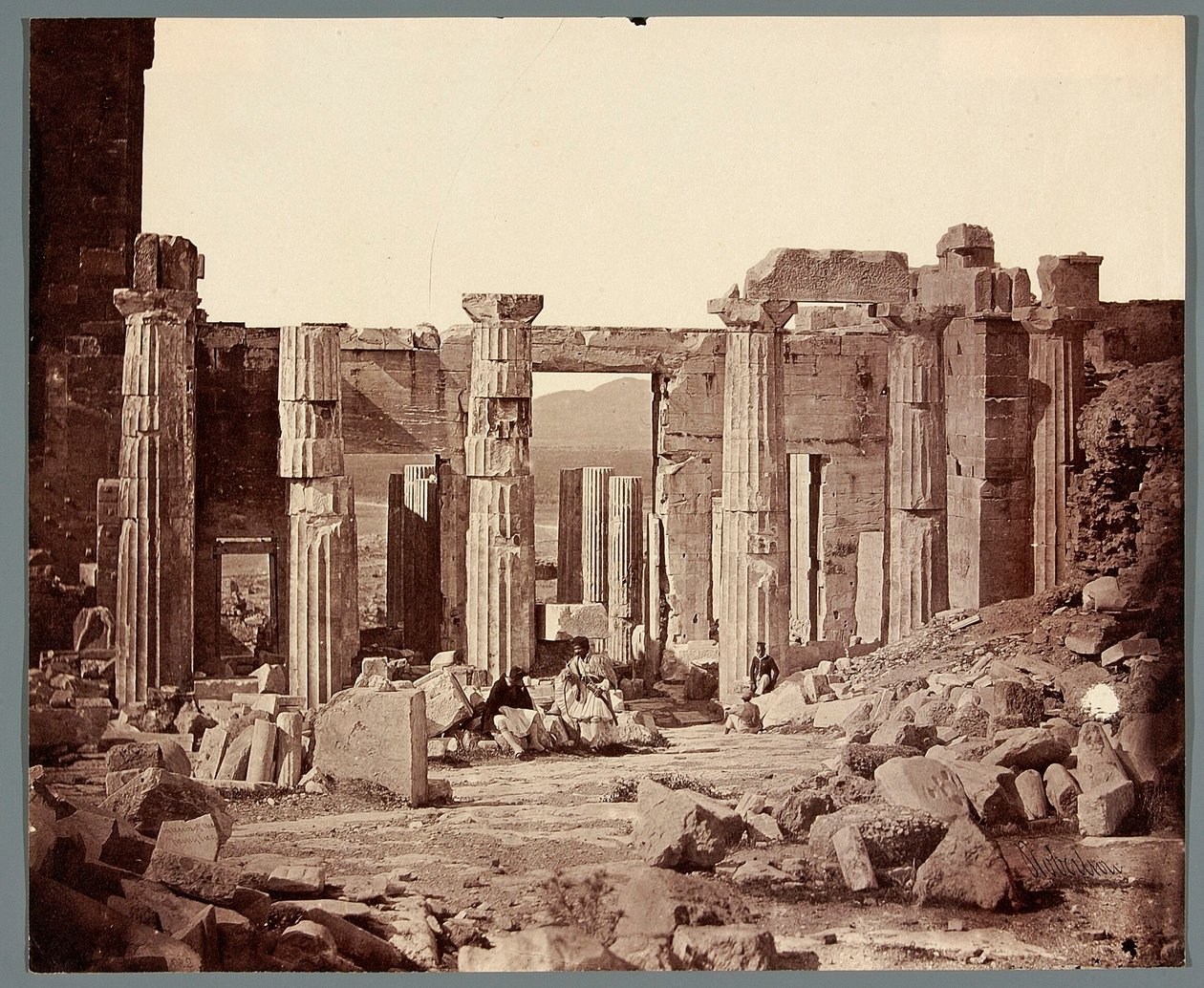 « Intérieur des Propylées » [Athènes. Acropole - Propylées] - James Robertson