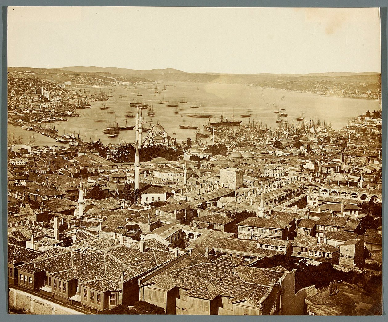 « Le Bosphore » [Istanbul. Panorama de la ville - vue en direction du détroit du Bosphore] - James Robertson